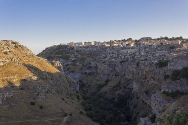 Matera, İtalya - 24 Ağustos 2017: Matera ravina ve cityscape, uçurumun üzerinde. İtalya