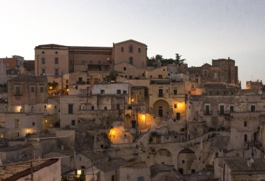 Matera, İtalya - 24 Ağustos 2017: Görünüm Matera şehir, İtalya'nın şehir merkezinde tarihi binaların gün batımında