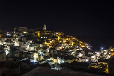 Matera, İtalya - 24 Ağustos 2017: Gece görünümü Matera şehrin, UNESCO Dünya Miras Listesi