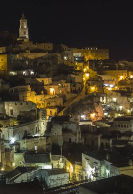 Matera, İtalya - 24 Ağustos 2017: Matera, İtalya'nın antik şehirdeki küçük sokakları, gece görünümü