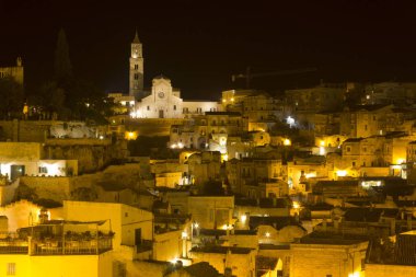 Matera, İtalya - 24 Ağustos 2017: Gece görünümü tarihi kasaba Matera, onun Duomo Katedrali'ne bakan