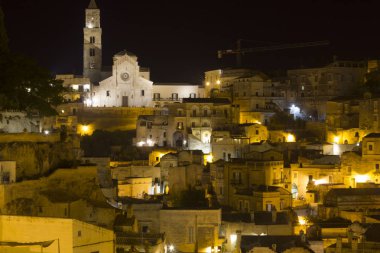 Matera, İtalya - 24 Ağustos 2017: Gece görünümü tarihi kasaba Matera, onun Duomo Katedrali'ne bakan