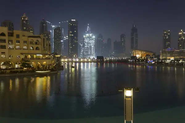 DUBAi, UAE - DECEMBER 25 2017: night view of Burj Khalifa lake w — Stock Photo, Image
