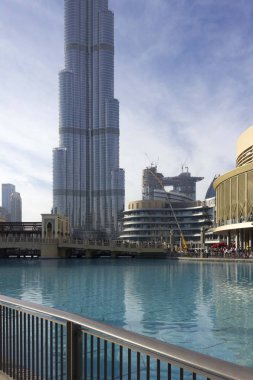 Dubai, Uae - 26 Aralık 2017: Arka planda Burj Halife binası olan Dubai AVM 'nin dış yapay havuzu