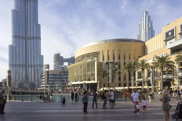 Dubai, Uae - 26 Aralık 2017: Dubai 'deki Dubai AVM' ye bakan meydanın gündüz manzarası