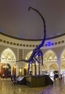 Dubai, Uae - 26 Aralık 2017: Dubai alışveriş merkezinde dinozor iskeleti