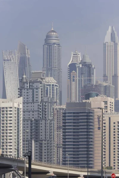Дубай Декабря 2017 Года Дорога Дубае Фоне Небоскреба Современное Здание — стоковое фото