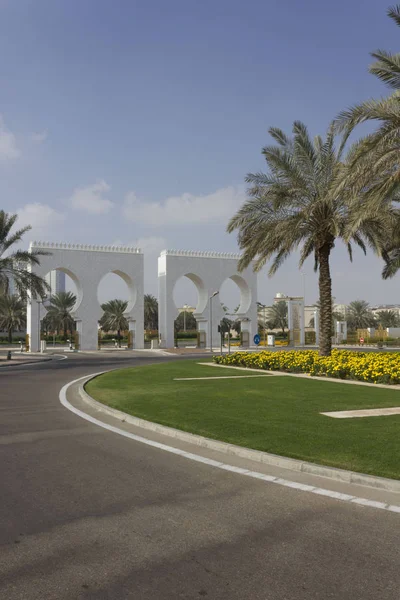 Abu Dhabi Uae December 2017 Flowerbed Entrance Abu Dhabi Mosque — Stockfoto