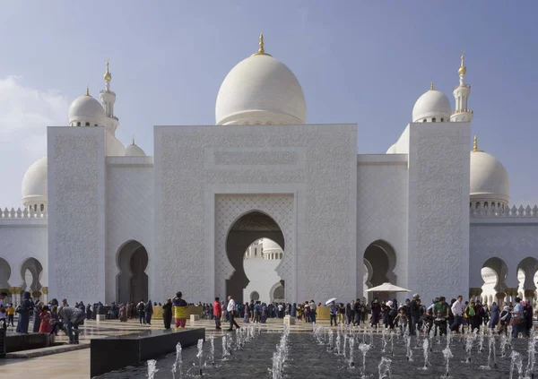 Abu Dhabi Uae Joulukuu 2017 Sheikki Zayed Moskeijan Sisäänkäynti Abu — kuvapankkivalokuva