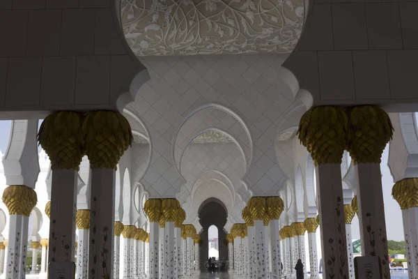 Abu Dhabi Uae December 2017 Beautiful Marble Colonnade Cold Capital — 图库照片