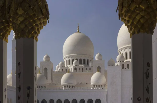 Абу Даби Оаэ Декабря 2017 Деталь Сквозь Колонну Великой Мечети — стоковое фото