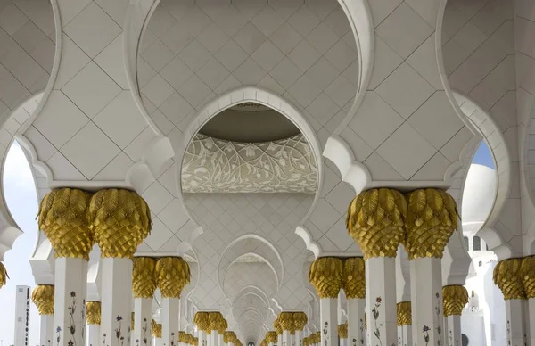 Абу Даби Оаэ Декабря 2017 Красивая Мраморная Колоннада Холодной Столицей — стоковое фото