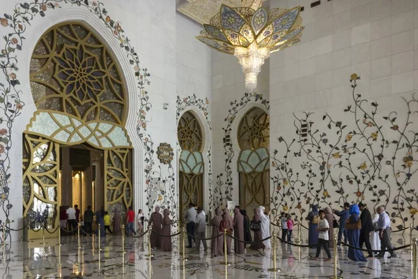 Абу Даби Оаэ Декабря 2017 Интерор Знаменитой Мечети Шейх Аль — стоковое фото