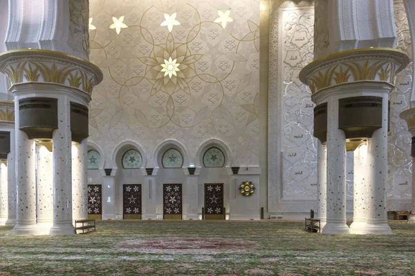 Abu Dhabi Uae December 2017 Majestic Interiors Great Mosque Abu — Zdjęcie stockowe