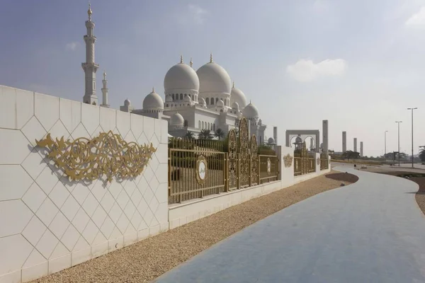 Абу Даби Оаэ Декабря 2017 Пешеходная Дорога Ведущая Великой Мечети — стоковое фото