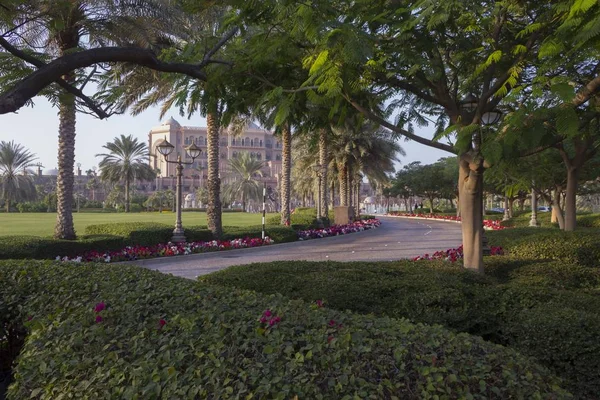 Abu Dhabi Uae December 2017 Wooded Entrance Street Emirates Palace — Zdjęcie stockowe