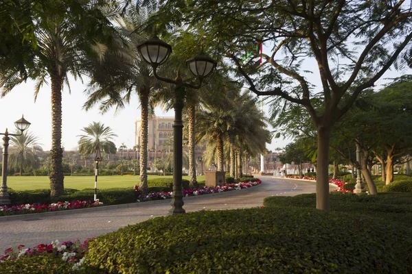 Abu Dhabi Uae December 2017 Wooded Entrance Street Emirates Palace — Stockfoto
