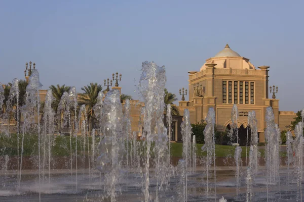 Abu Dhabi Оаэ Декабря 2017 Фонтан Перед Дворцом Эмиратов — стоковое фото