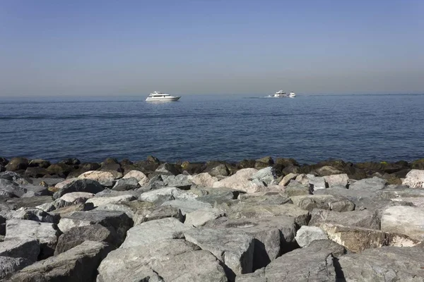 Dubai Uae December 2017 Boats Navigating Dubai Sea — Zdjęcie stockowe