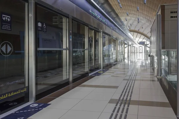 Dubai Uae December 2017 Dubai Metro Station Platform — Stock Photo, Image