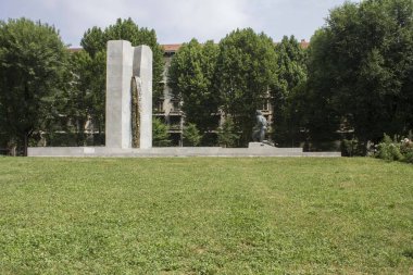 MİLAN, İTALYA - 15 Haziran 2017: Milano 'daki Piazza Giuseppe Grandi Parkı Çeşmesi