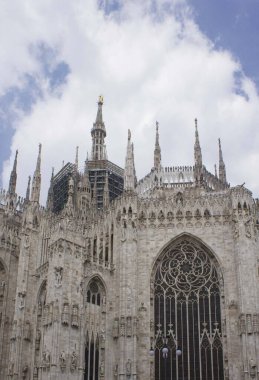 MILAN, İTALYA - 15 Haziran 2017: Milan 'daki Duomo Katedrali Cephesi