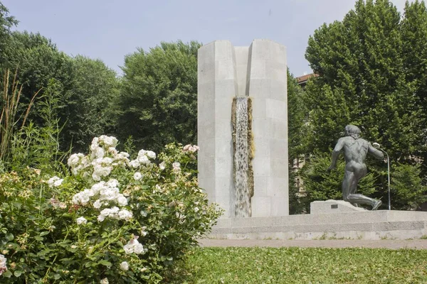 Milão Itália Junho 2017 Fonte Parque Piazza Giuseppe Grandi Milão — Fotografia de Stock