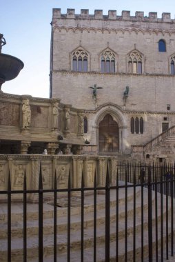 Peru, İtalya - 9 Aralık 2016: Perugia şehrinde Fontana Maggiore, Palazzo dei Priori tarihi binasıyla karşı karşıya