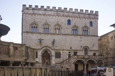 Peru, İtalya - 9 Aralık 2016: Perugia şehrinde Fontana Maggiore, Palazzo dei Priori tarihi binasıyla karşı karşıya