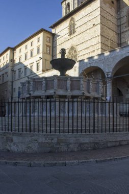 Peru, İtalya - 9 Aralık 2016: Perugia 'da Fontana Maggiore Çeşmesi ve arkasında Duomo Katedrali
