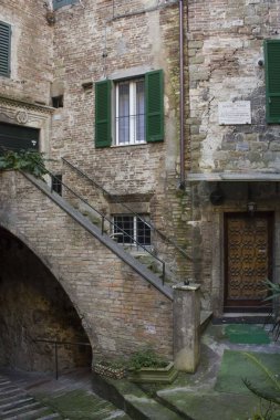 Peru, İtalya - 9 Aralık 2016: Perugia tarihi şehir merkezinde antik taş ev, İtalya