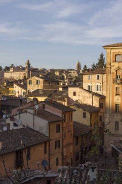 Peru, İtalya - 9 Aralık 2016: Perugia evleri ve tarihi bina manzarası