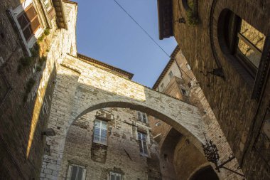 Peru, İtalya - 9 Aralık 2016: Perugia şehrinin ortaçağ evlerinin arasındaki antik kemer