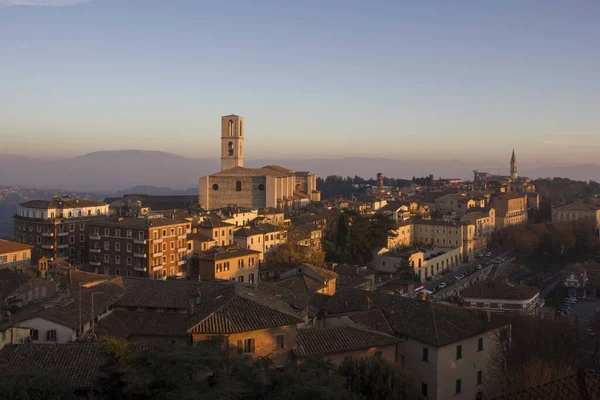 Perugia イタリア 2016年12月9日 背景にサンドメニコ教会と 日没時に上からペルージャの街並み — ストック写真