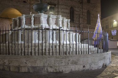 Peru, İtalya - 9 Aralık 2016: Perugia 'daki tarihi Fontana Maggiore' un Gece Görüşü