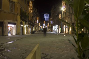 Peru, İtalya - 9 Aralık 2016: Perugia şehir merkezindeki Corso Vannucci ana caddesi