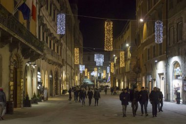 Peru, İtalya - 9 Aralık 2016: Perugia şehir merkezindeki Corso Vannucci ana caddesi