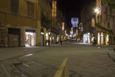 Peru, İtalya - 9 Aralık 2016: Perugia şehir merkezindeki Corso Vannucci ana caddesi