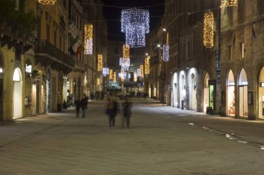 Peru, İtalya - 9 Aralık 2016: Perugia şehir merkezindeki Corso Vannucci ana caddesi