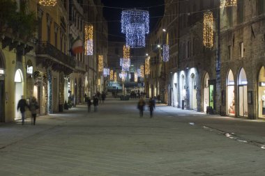 Peru, İtalya - 9 Aralık 2016: Perugia şehir merkezindeki Corso Vannucci ana caddesi