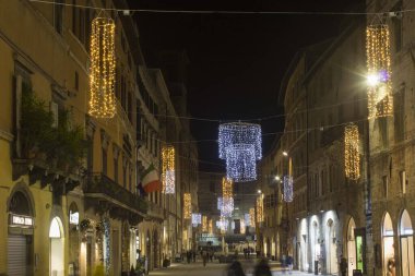 Peru, İtalya - 9 Aralık 2016: Perugia şehir merkezindeki Corso Vannucci ana caddesi