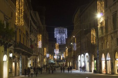 Peru, İtalya - 9 Aralık 2016: Perugia şehir merkezindeki Corso Vannucci ana caddesi