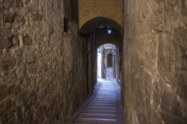 Peru, İtalya - 10 ARALIK 2016: Perugia, İtalya 'da duvarların arasındaki dar sokak
