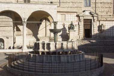 Peru, İtalya - 10 Aralık 2016: Perugia, İtalya 'da Piazza IV Novembre' deki Fontana Maggiore ve Saint Lawrence Katedrali