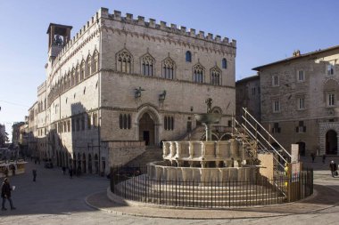 Peru, İtalya - 10 Aralık 2016: İtalya 'nın Perugia şehrindeki Fontana Maggiore ve Palazzo dei Priori tarihi binalarının gündüz görünümü
