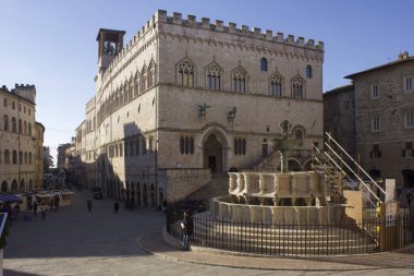 Peru, İtalya - 10 Aralık 2016: İtalya 'nın Perugia şehrindeki Fontana Maggiore ve Palazzo dei Priori tarihi binalarının gündüz görünümü
