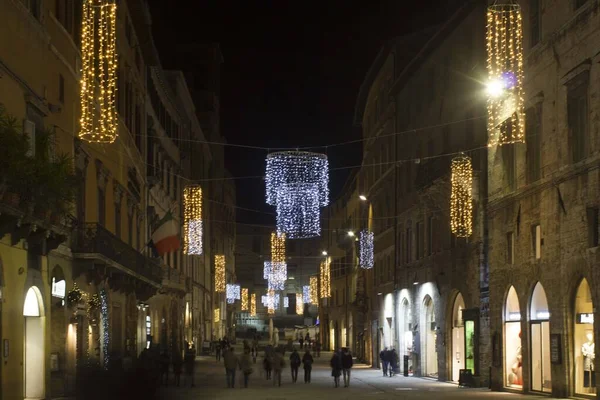 Peru, İtalya - 9 Aralık 2016: Perugia şehir merkezindeki Corso Vannucci ana caddesi