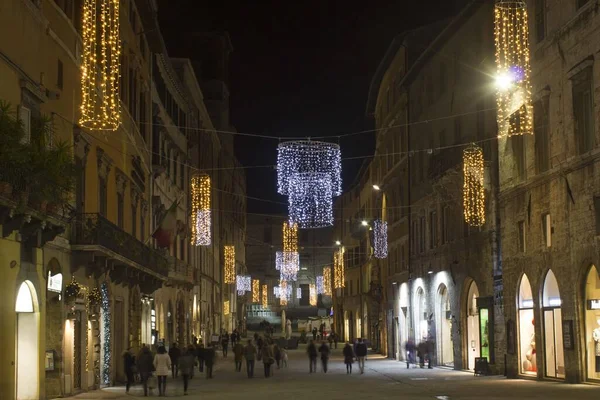 Peru, İtalya - 9 Aralık 2016: Perugia şehir merkezindeki Corso Vannucci ana caddesi