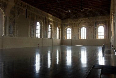 VENICE, İtalya - 26 Mayıs 2016: Venedik, İtalya 'daki tarihi Scuola Grande della Misericordia binasının birinci katı