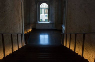 VENICE, İtalya - 26 Mayıs 2016: Venedik, İtalya 'daki La Misericordia' nın tarihi binasının merdiveni